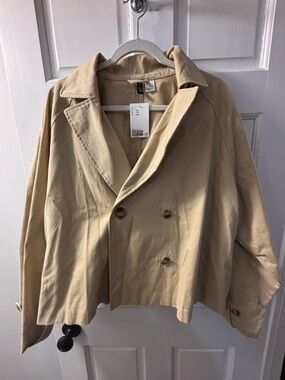 NWT - H&M Women’s Beige Cropped Trench Coat
